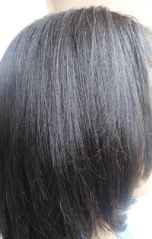Noir étincelant sur base châtain foncé avec peu de cheveux blancs